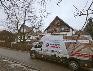 Zateplení stropu rodinného domu pomocí foukané izolace